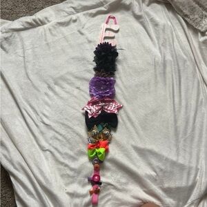 Letter E hair bow hanger with variety of hair clips